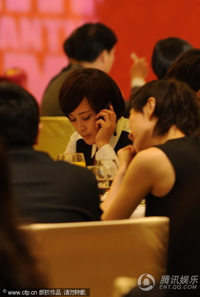 刘晓庆穿学生制服扮嫩 边用餐边补妆容【图】