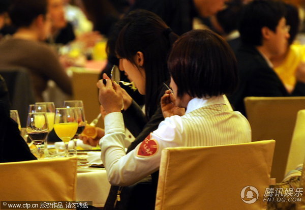 刘晓庆穿学生制服扮嫩 边用餐边补妆容【图】