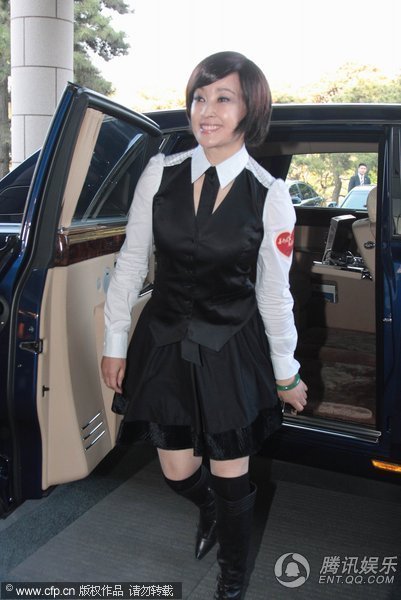 刘晓庆穿学生制服扮嫩 边用餐边补妆容【图】