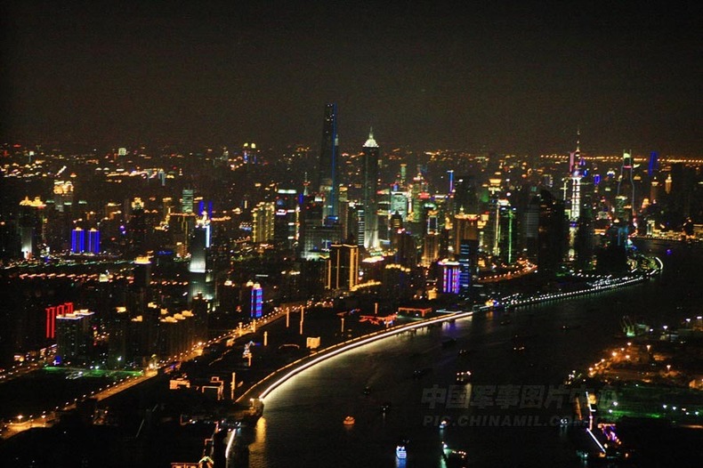 高清:航拍夜上海 都市里看全景世博园