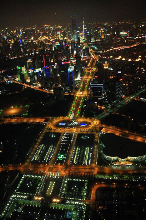 高清:航拍夜上海 都市里看全景世博园