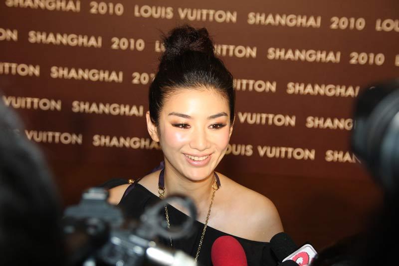 黄奕助阵名店开幕 斜肩礼服尽显知性之美【图】