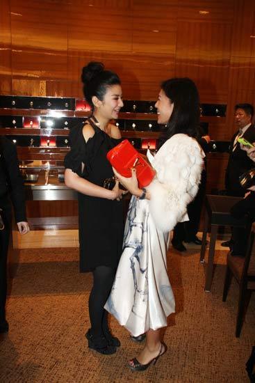 黄奕助阵名店开幕 斜肩礼服尽显知性之美【图】