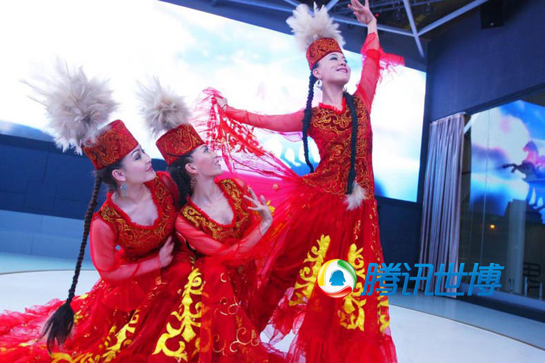 来自新疆阿勒泰的哈萨克族舞蹈演员