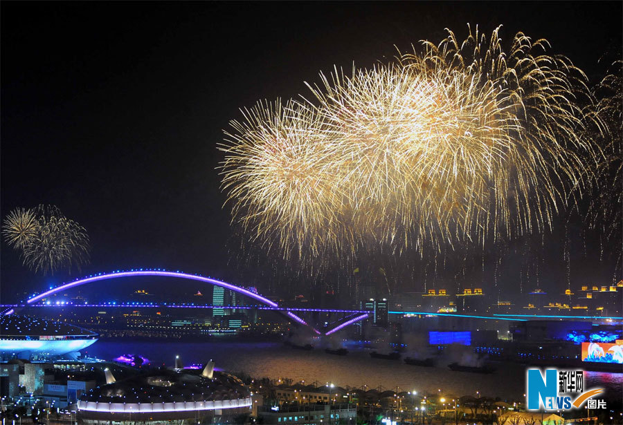 高清图:上海世博会开幕式燃放烟火