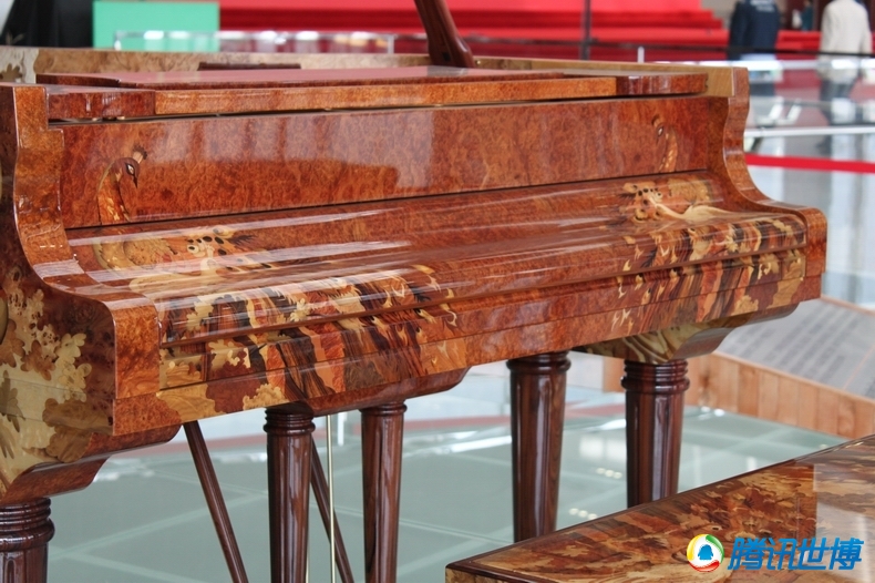 高清:世界最贵艺术钢琴惊艳亮相世博会图片