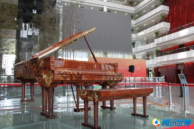 高清:世界最贵艺术钢琴惊艳亮相世博会图片