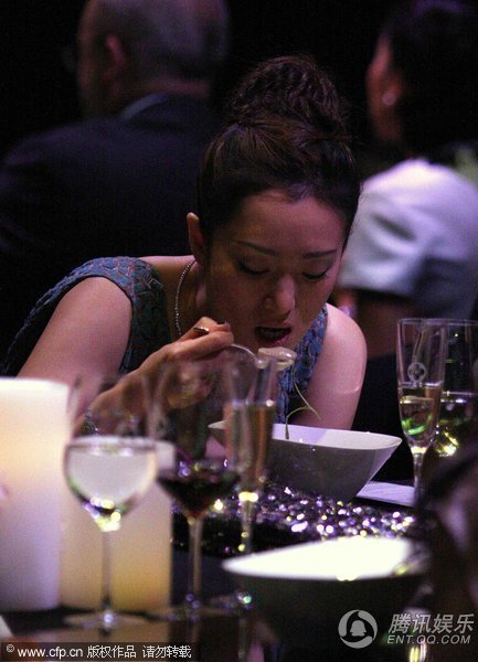 巩俐社交晚宴豪放喝酒醉眼迷离 露怪趣表情【图】