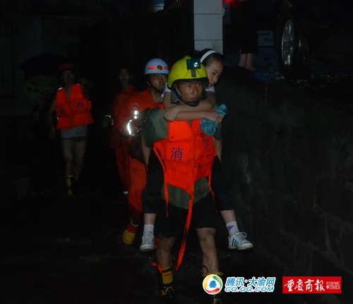 暴雨来袭合川城区涨水 82人被困居民楼_新闻走