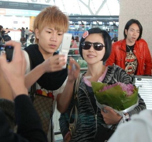 小s再秀宝贝女儿可爱照 母女大玩亲亲【图】