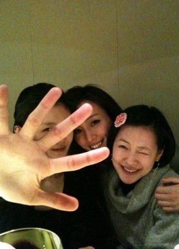 小s再秀宝贝女儿可爱照 母女大玩亲亲【图】