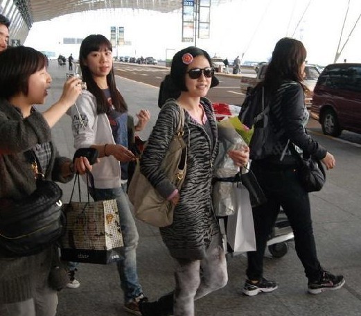 小s再秀宝贝女儿可爱照 母女大玩亲亲【图】