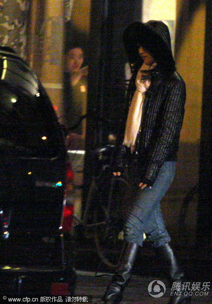 汤唯未获全面解禁 戴帽遮面出门低调诡秘【图】