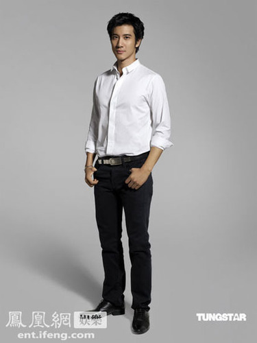 组图:王力宏最新广告写真 皮肤细腻吹弹可破_