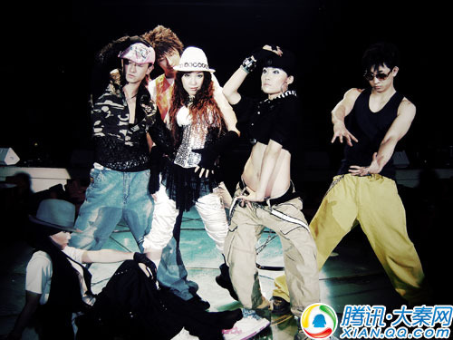 西安 快乐男声 火热海选 金翅鸟美女助威(图)