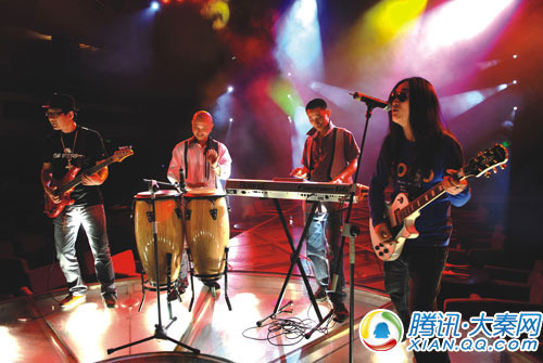 西安 快乐男声 火热海选 金翅鸟美女助威(图)