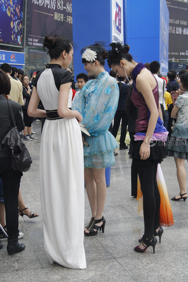 <em>高个美女</em>模特整装等待入场