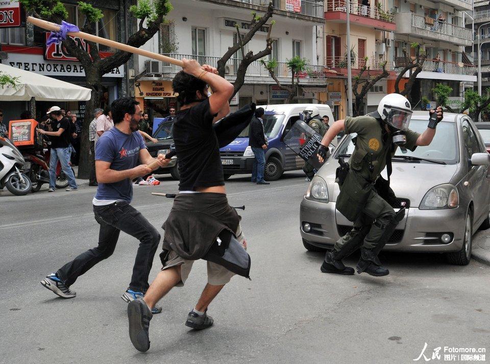 5月5日,愤怒的示威者追打一名防爆警察.(版权图片 请勿转载)
