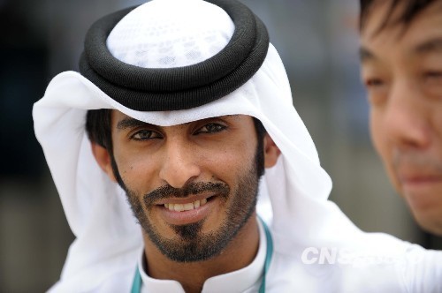 组图:世博园百态--阿拉伯帅哥受游客青睐