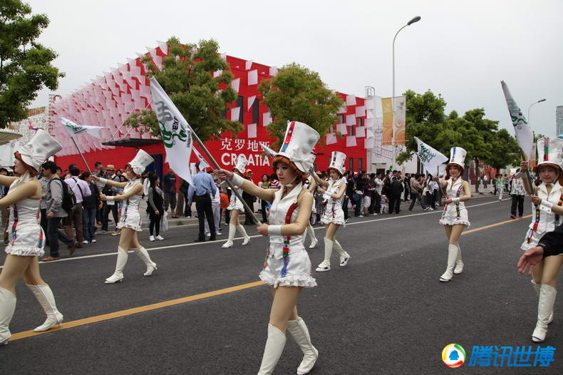 高清:可口可乐美女矩阵 共享欢乐盛装大巡游
