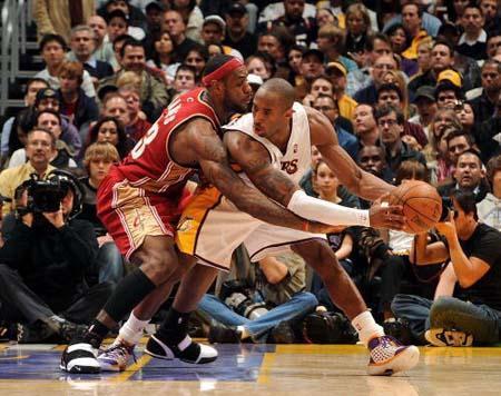 詹姆斯新季不如科比理由:数据下跌 地位丧失_