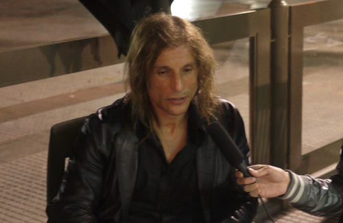 亚一头金发风度仍翩翩