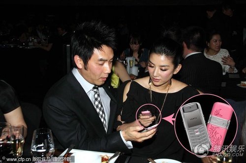 黄奕晚宴小露香肩 频秀价值7万奢华手机【图】