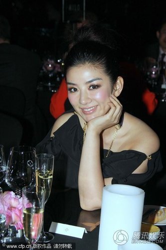 黄奕晚宴小露香肩 频秀价值7万奢华手机【图】