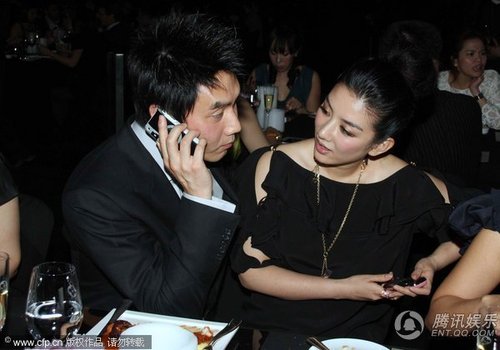 黄奕晚宴小露香肩 频秀价值7万奢华手机【图】