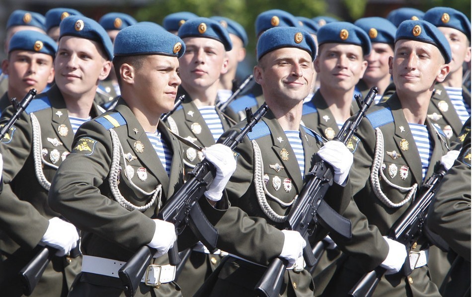俄罗斯士兵参加阅兵式