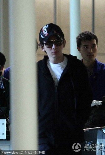 刘谦机场等行李一小时 黑面怒吼工作人员【图】