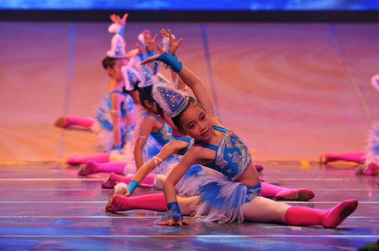 组图:魅力校园六一晚会精彩镜头 舞蹈《飞吧!小海鸥》