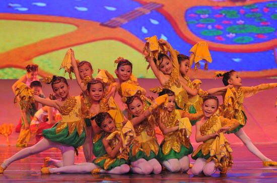 组图:魅力校园六一晚会精彩镜头 舞蹈《金色季节》