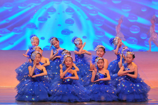组图:魅力校园六一晚会精彩镜头 舞蹈《水晶女孩》