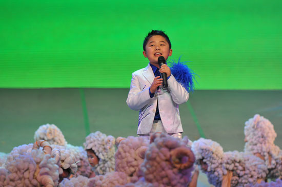 :魅力校园六一晚会精彩镜头 歌伴舞《别看我只