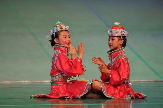 组图:魅力校园六一晚会精彩镜头 舞蹈《吉祥草