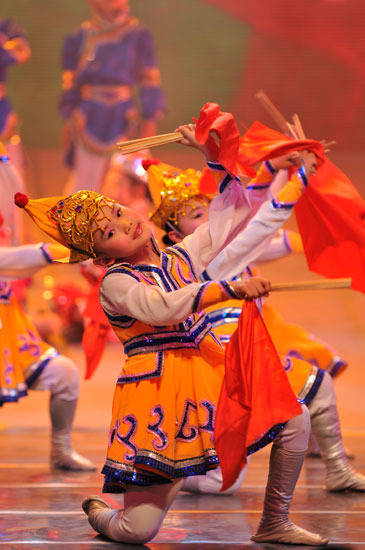 组图:魅力校园六一晚会精彩镜头 舞蹈《吉祥草