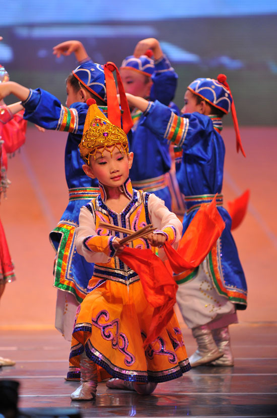 组图:魅力校园六一晚会精彩镜头 舞蹈《吉祥草