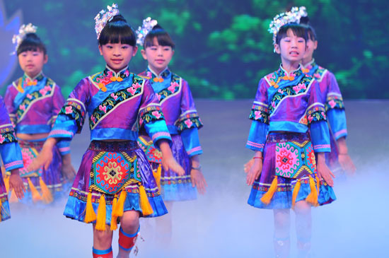 组图:魅力校园六一晚会精彩镜头 舞蹈《舍巴日》