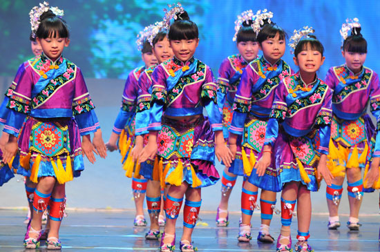 组图:魅力校园六一晚会精彩镜头 舞蹈《舍巴日》