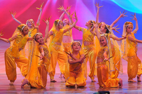 组图:魅力校园六一晚会精彩镜头 舞蹈《祝福吉