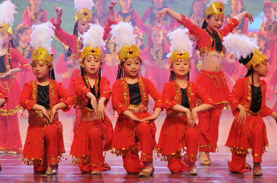 组图:魅力校园六一晚会精彩镜头 舞蹈《旋 旋 旋