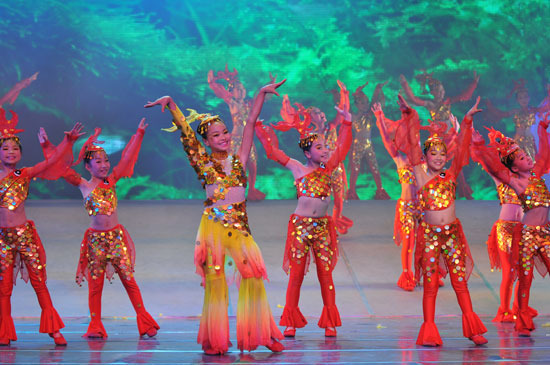组图:魅力校园六一晚会精彩镜头 舞蹈《幸福一家》