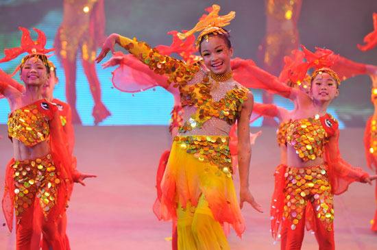 组图:魅力校园六一晚会精彩镜头 舞蹈《幸福一家》