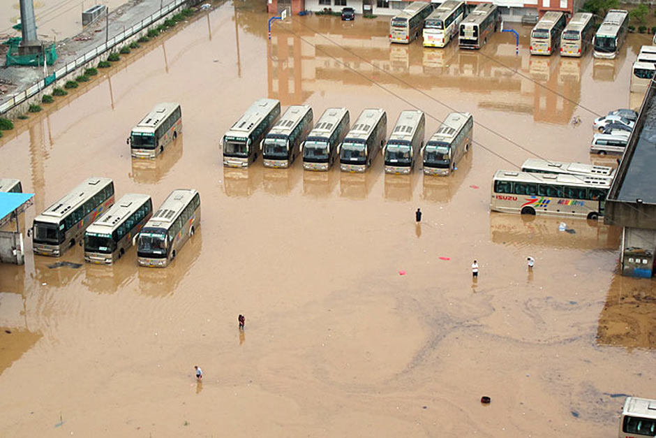 5月7日:广州暴雨过后 水浸机场大巴