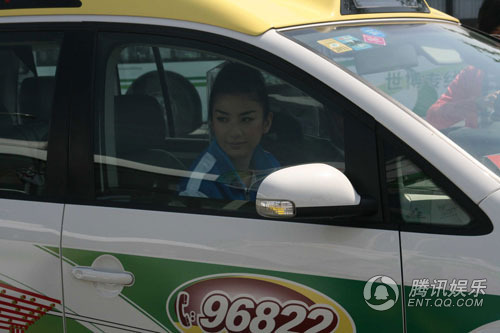黄奕弃专车坐出租 宣传环保提倡绿色出行【图】