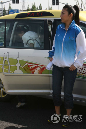 黄奕弃专车坐出租 宣传环保提倡绿色出行【图】
