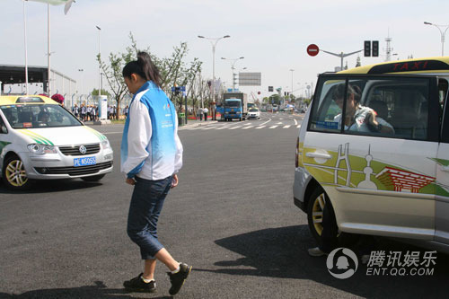 黄奕弃专车坐出租 宣传环保提倡绿色出行【图】
