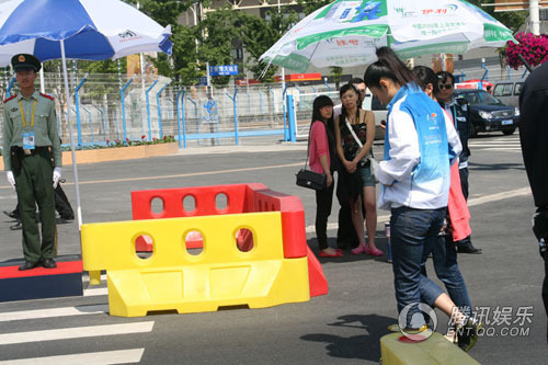 黄奕弃专车坐出租 宣传环保提倡绿色出行【图】