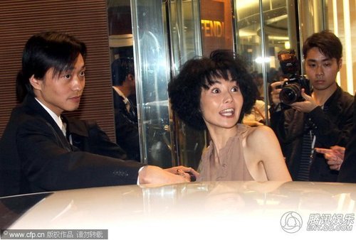 张曼玉顶爆炸头出席剪彩 露背装优雅性感【图】